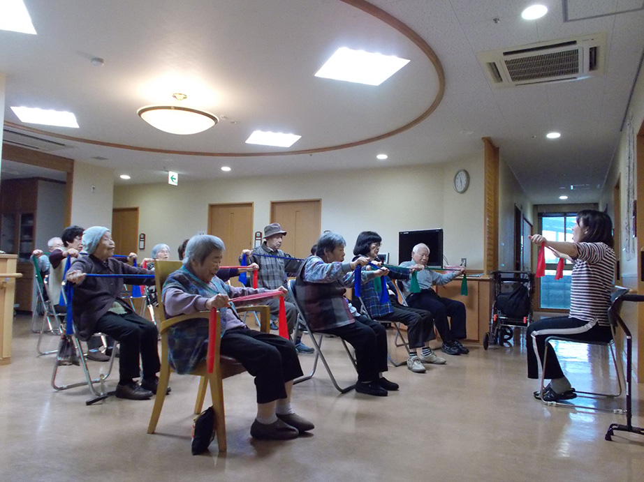 ゴムを使って転倒予防体操